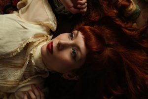 The Anchoress распавядае нам пра сінгл «Throw Over Your Man» «святочнага квір-гімна» з удзелам Джэймса Дына Брэдфілда з Manic Street Preachers