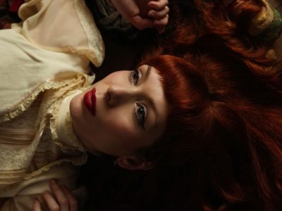 The Anchoress распавядае нам пра сінгл «Throw Over Your Man» «святочнага квір-гімна» з удзелам Джэймса Дына Брэдфілда з Manic Street Preachers