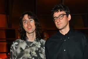 AG Cook і Danny L Harle адзначаюць 13-годдзе PC Music, вяртаючыся пад назвай Dux Content, абвяшчаючы абноўлены альбом «Lifestyle» з сярэднявечнай загалоўнай кампазіцыяй