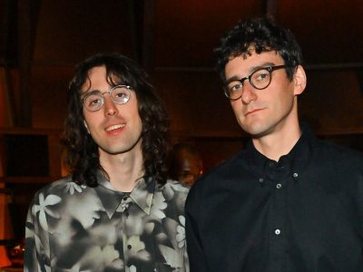 AG Cook і Danny L Harle адзначаюць 13-годдзе PC Music, вяртаючыся пад назвай Dux Content, абвяшчаючы абноўлены альбом «Lifestyle» з сярэднявечнай загалоўнай кампазіцыяй