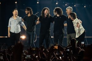 Foo Fighters глушылі бойфрэндам дачкі Дэйва Грола і чалавекам, апранутым як Ментос, у Ліверпулі