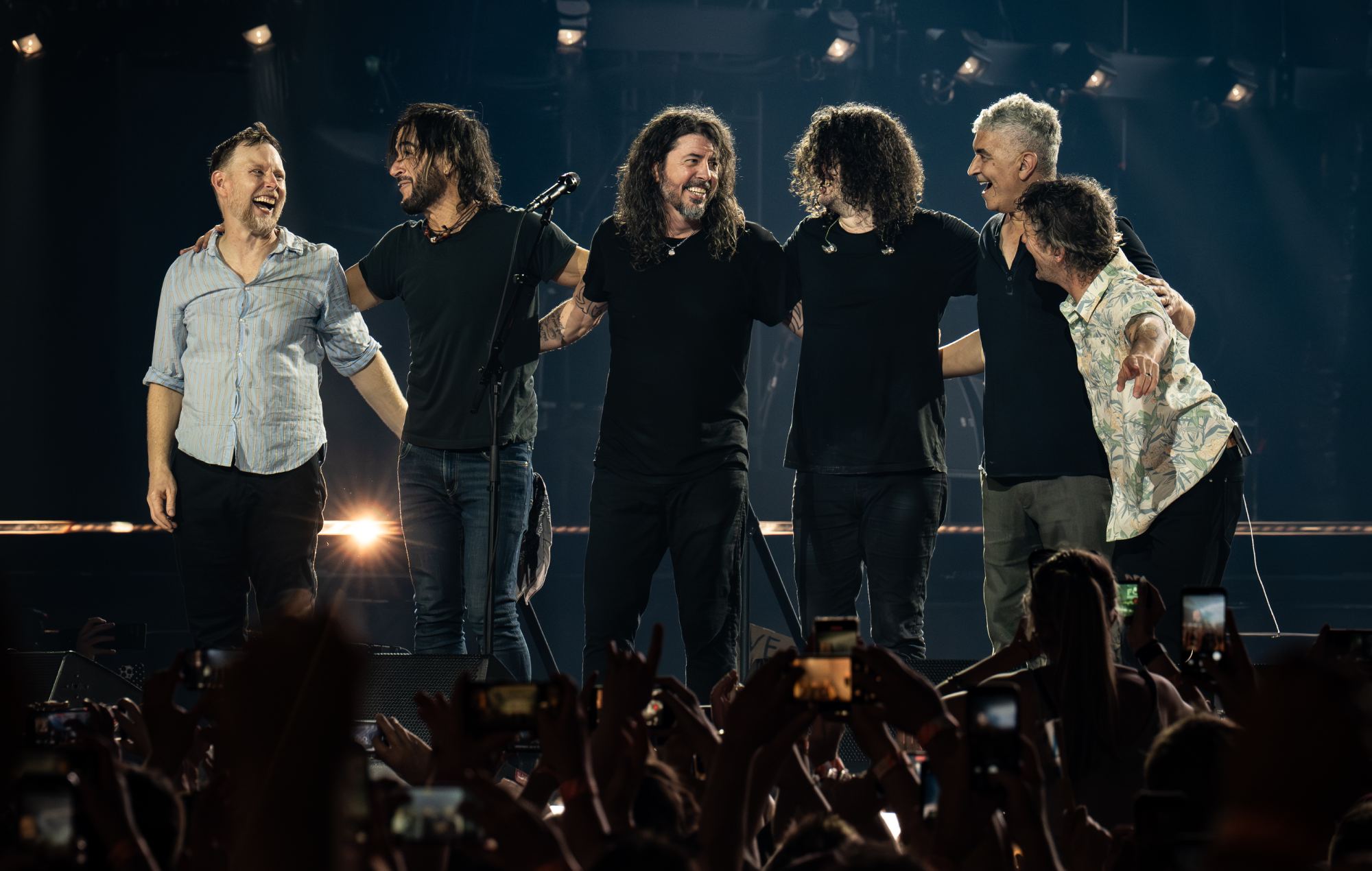 Foo Fighters глушылі бойфрэндам дачкі Дэйва Грола і чалавекам, апранутым як Ментос, у Ліверпулі