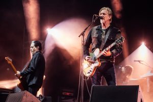 Queens Of The Stone Age вяртаюць глыбокія рэзкі з “Era Vulgaris” падчас еўрапейскага тура з System Of A Down – вось што яны сыгралі