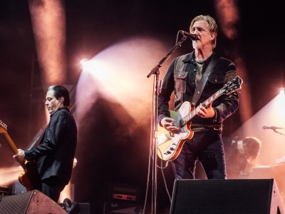 Queens Of The Stone Age вяртаюць глыбокія рэзкі з “Era Vulgaris” падчас еўрапейскага тура з System Of A Down – вось што яны сыгралі