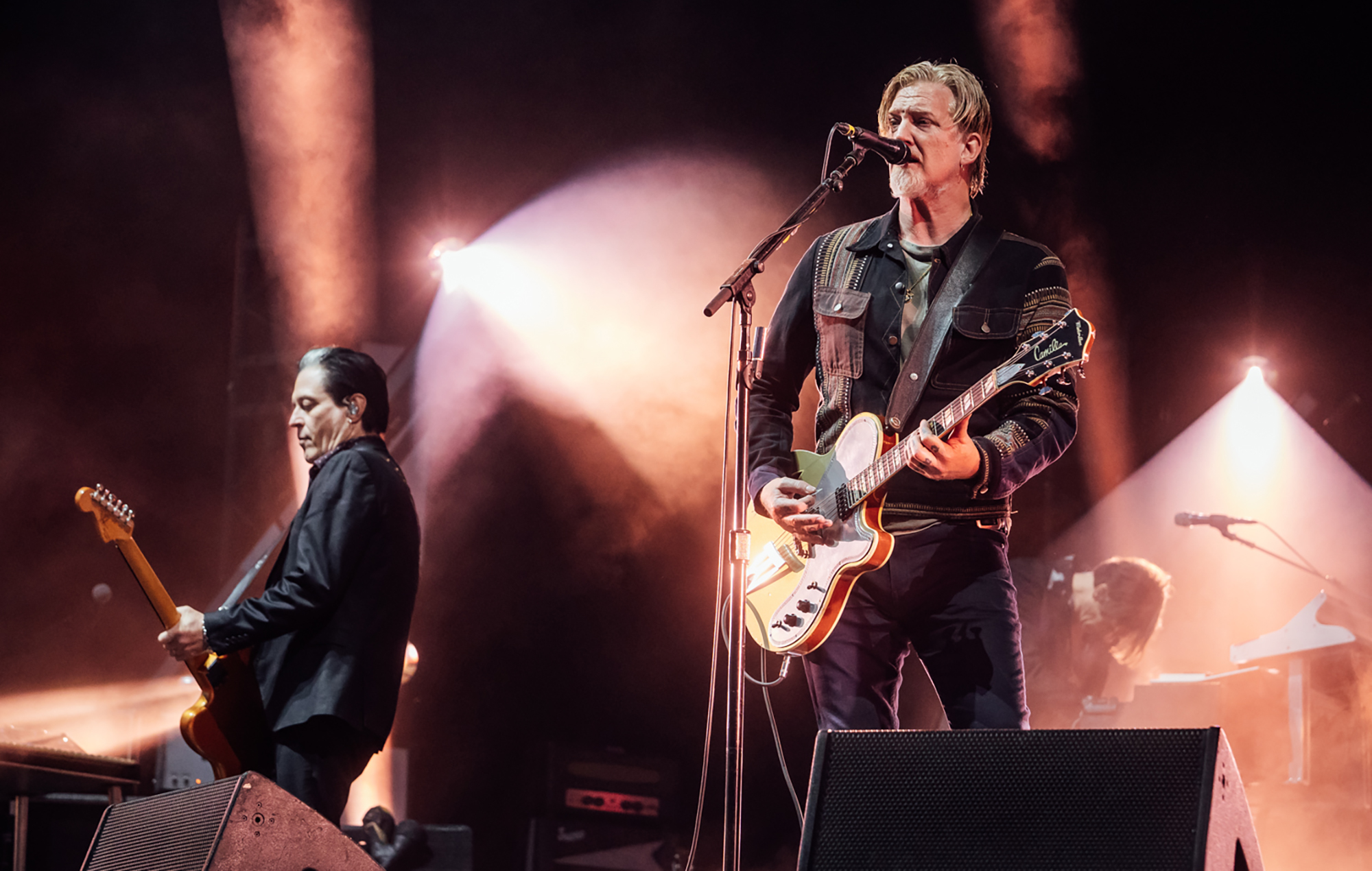Queens Of The Stone Age вяртаюць глыбокія рэзкі з "Era Vulgaris" падчас еўрапейскага тура з System Of A Down – вось што яны сыгралі