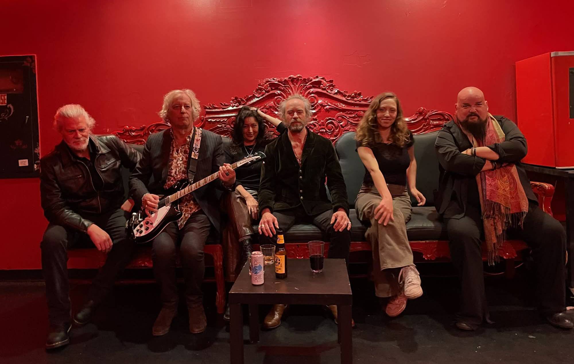 REM, QOTSA, супергурт Screaming Trees Drink The Sea анансуюць новы альбом і тур па Вялікабрытаніі і Еўропе ў 2026 годзе