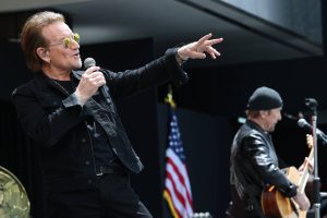 Глядзіце выступленне Бона і Эджа з U2, Бруса Спрынгсціна, Эдзі Веддэра, Стыві Уандэра і іншых на цырымоніі адкрыцця Прэзідэнцкага цэнтра Абамы