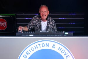 Глядзіце, як Fatboy Slim гуляе ў экспромце на мітынгу пратэсту супраць фашызму ў Брайтане