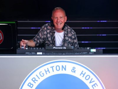 Глядзіце, як Fatboy Slim гуляе ў экспромце на мітынгу пратэсту супраць фашызму ў Брайтане