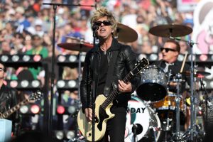 Глядзіце, як Green Day натхняе малады гурт адправіцца ў дарогу ў новым поўным трэйлеры рэзкай камедыі “Nimrods”