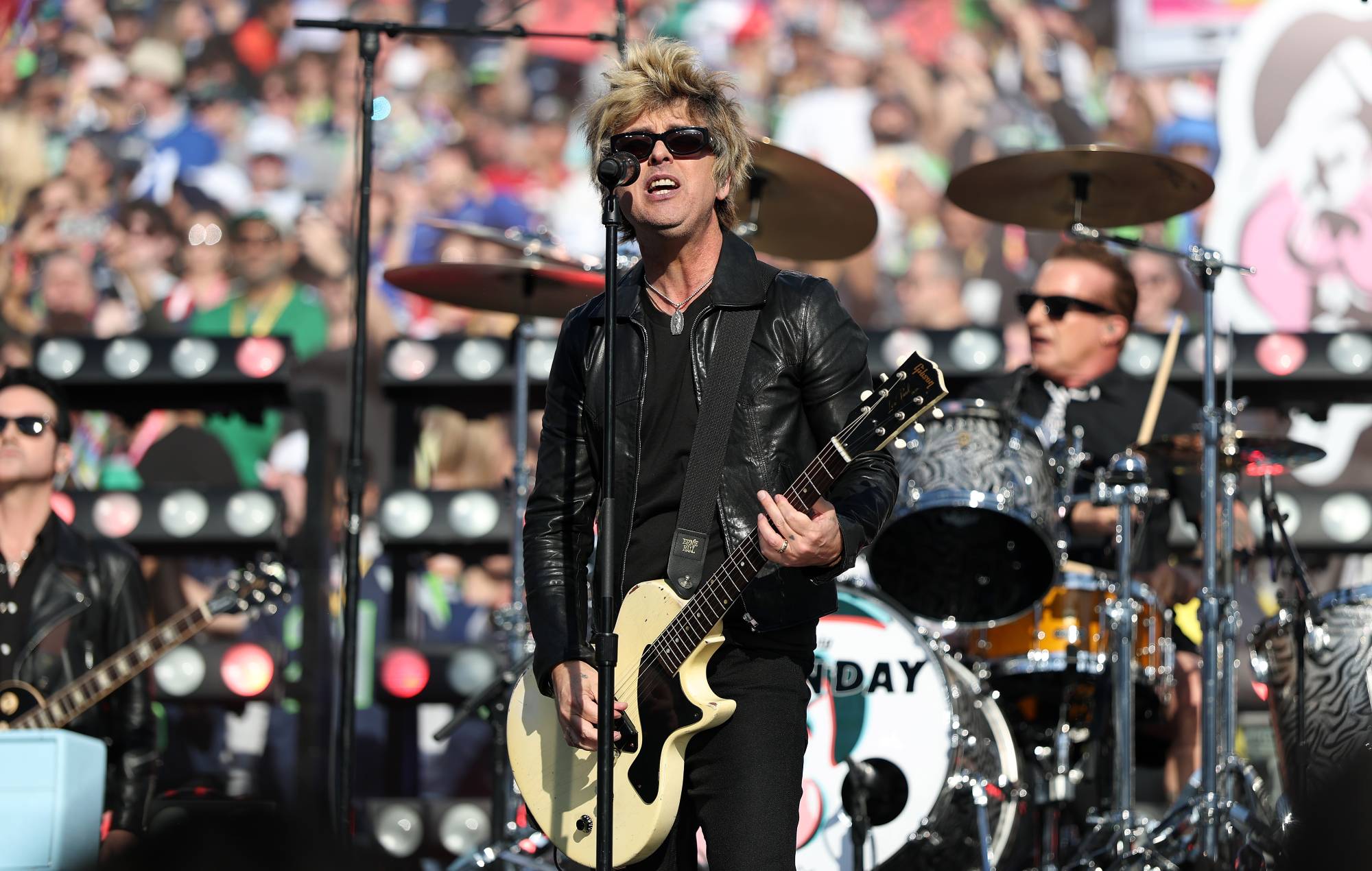 Глядзіце, як Green Day натхняе малады гурт адправіцца ў дарогу ў новым поўным трэйлеры рэзкай камедыі "Nimrods"