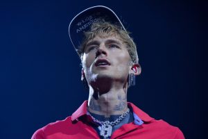 Глядзіце, як MGK “вельмі-вельмі моцна сапсаваў маю спіну”, калі ён сальта скача з даху ў аўдыторыю
