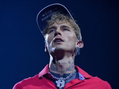Глядзіце, як MGK “вельмі-вельмі моцна сапсаваў маю спіну”, калі ён сальта скача з даху ў аўдыторыю