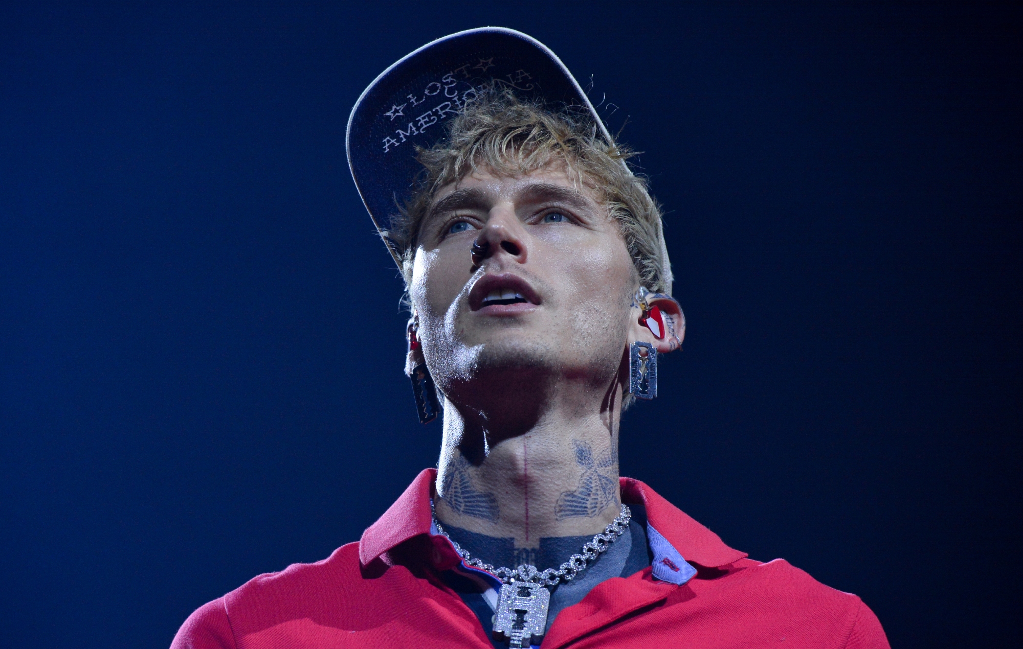 Глядзіце, як MGK "вельмі-вельмі моцна сапсаваў маю спіну", калі ён сальта скача з даху ў аўдыторыю