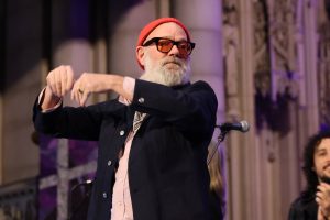 Глядзіце, як Майкл Стайп выконвае “I Played the Fool” у прамым эфіры на Kimmel з Эндру Уатам, Чадам Смітам і Джошам Клінгхоферам