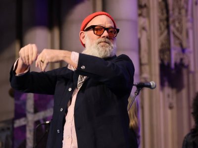 Глядзіце, як Майкл Стайп выконвае “I Played the Fool” у прамым эфіры на Kimmel з Эндру Уатам, Чадам Смітам і Джошам Клінгхоферам