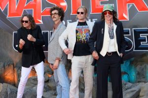Паслухайце песню The Darkness, якая схіляецца да 80-х да новага фільма “Уладары Сусвету”