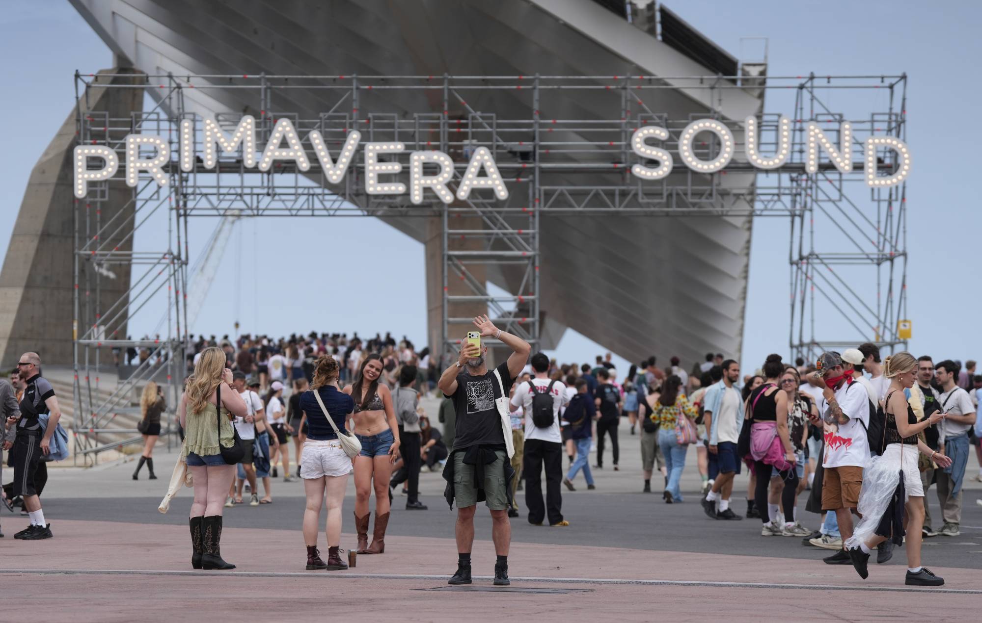 Сэты Алекса Джы і Мака Дэмарка на Primavera Sound адменены з-за "неспрыяльных умоў надвор'я"