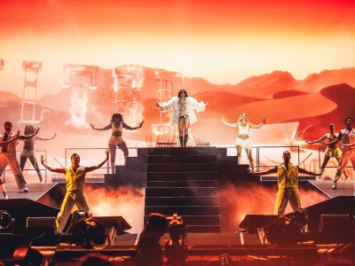 Глядзіце, як JENNIE выконвае эпічны рэмікс “Dracula” Tame Impala на Mad Cool 2026