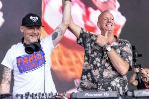 Глядзіце, як Fatboy Slim вітае Саймана Пэга і Brighton Gay Men’s Chorus у Big Beach Boutique 7