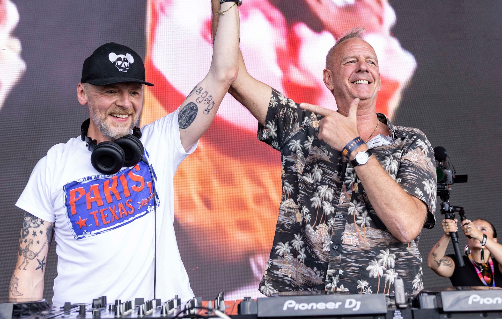 Глядзіце, як Fatboy Slim вітае Саймана Пэга і Brighton Gay Men's Chorus у Big Beach Boutique 7
