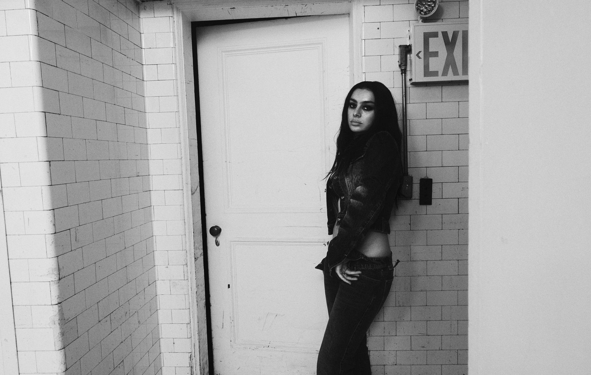 Charli XCX – агляд «Музыка, мода, кіно»: фотаздымак славы сапраўднага сучаснага мастака