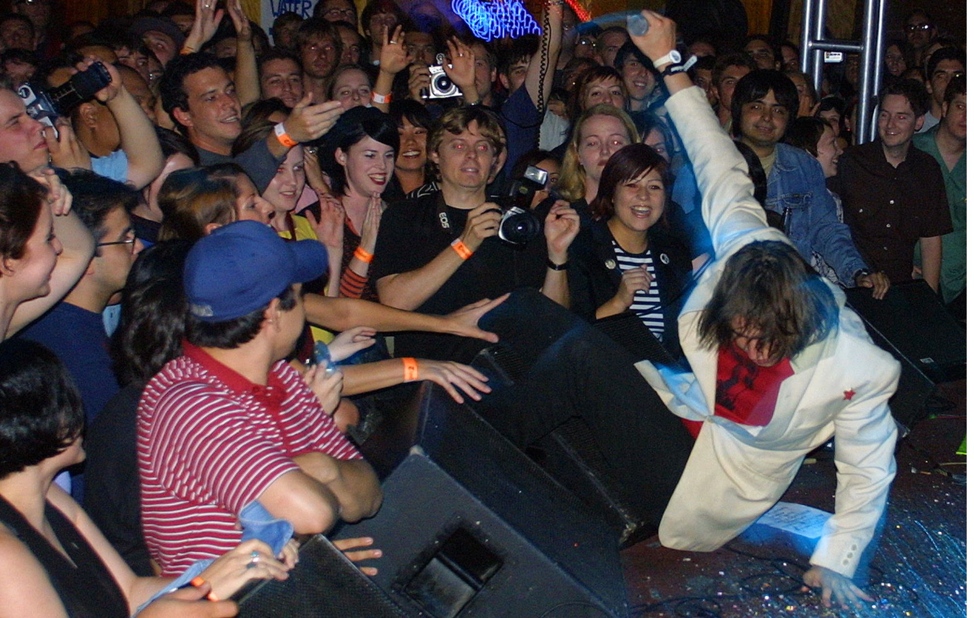 Джуліян Касабланка з The Strokes at the Troubadour у Галівудзе ў 2002 годзе (фота Джыны Ферацы/Los Angeles Times праз Getty Images)