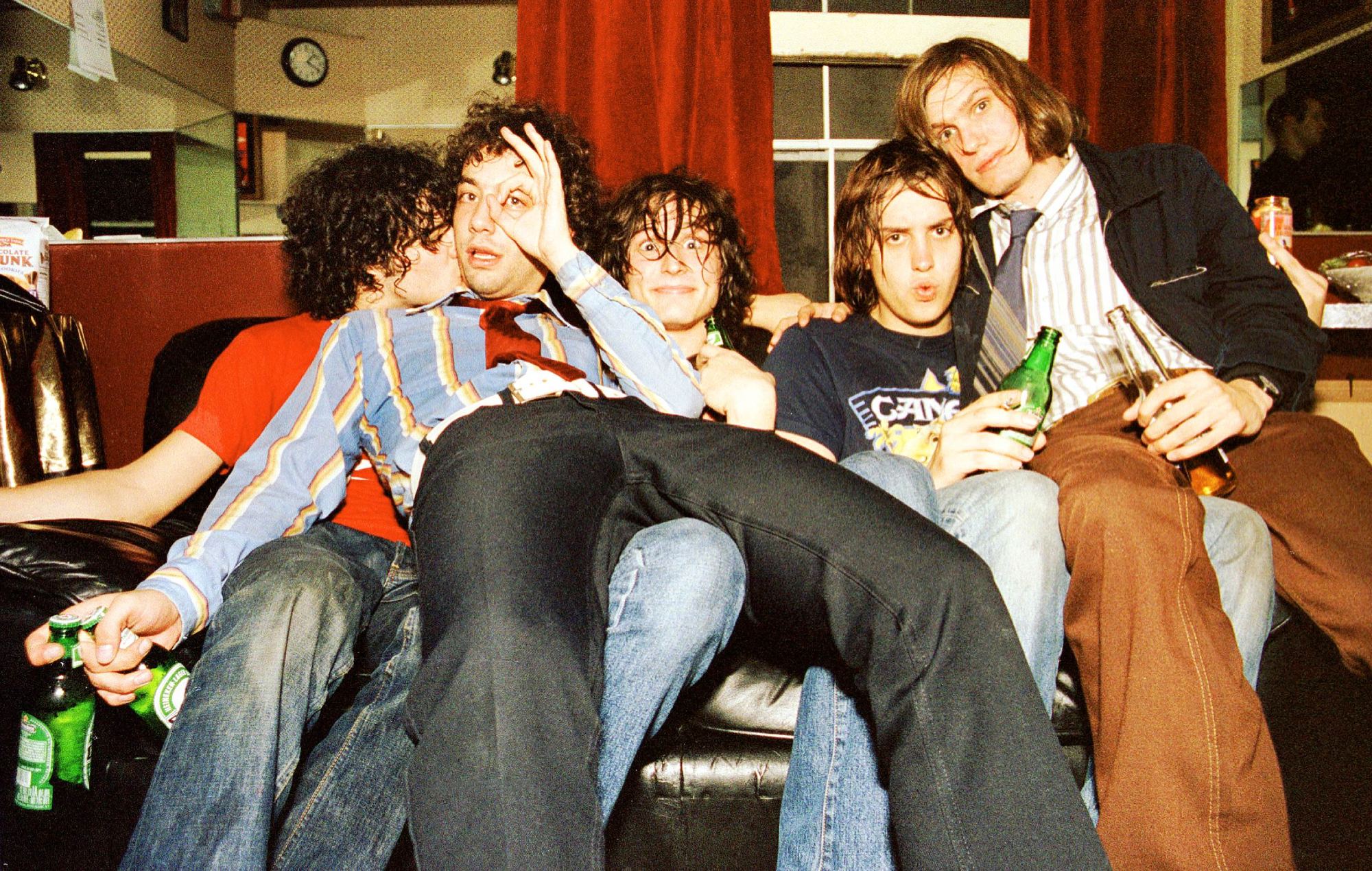 The Strokes за кулісамі ў Каліфорніі ў 2001 годзе (фота Anthony PIdgeon/Redferns)