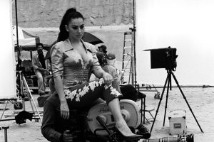 Charli XCX дзеліцца рэфлексіўным новым сінглам “Camera” з відэа, знятым Эйданам Заміры і з Венсанам Касэлем у галоўнай ролі