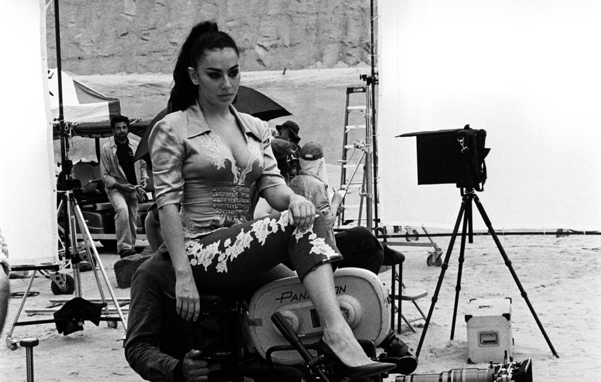 Charli XCX дзеліцца рэфлексіўным новым сінглам "Camera" з відэа, знятым Эйданам Заміры і з Венсанам Касэлем у галоўнай ролі