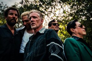 Queens Of The Stone Age вяртаюцца з новым псіхадэлічным сінглам «Easy Street»: «Гэта ўсё роўна, што стукнуць сябе па смешнай костцы, дзе смешна, таму што баліць, і балюча, таму што смешна»