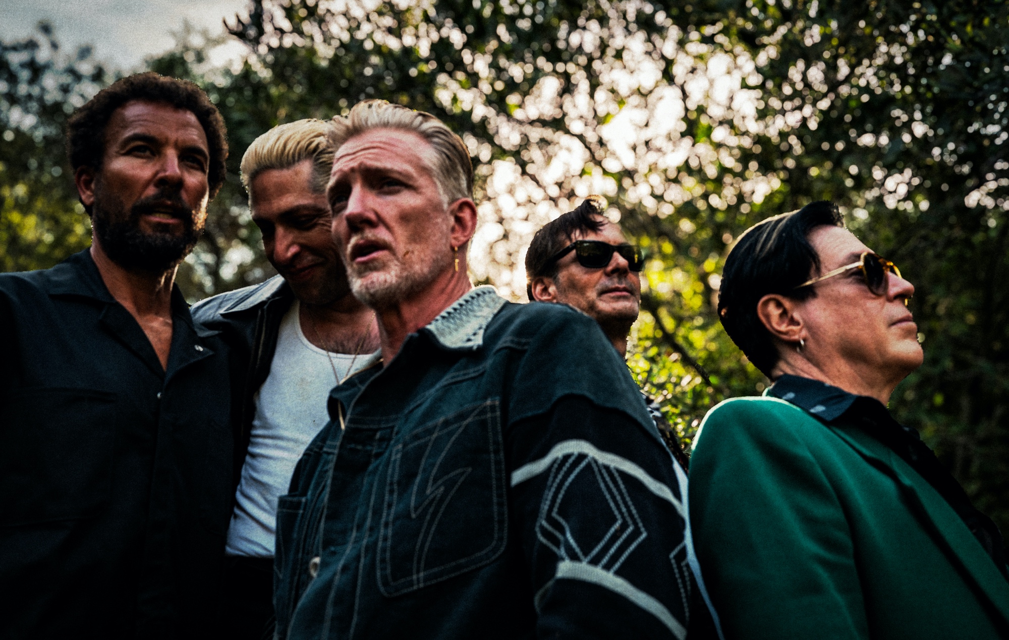 Queens Of The Stone Age вяртаюцца з новым псіхадэлічным сінглам «Easy Street»: «Гэта ўсё роўна, што стукнуць сябе па смешнай костцы, дзе смешна, таму што баліць, і балюча, таму што смешна»