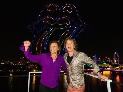 The Rolling Stones выпускаюць “Foreign Tongues” з “культавым” лонданскім шоў беспілотнікаў і зорнай вечарынкай – з Сэмам Фэндэрам, Дэніэлам Крэйгам і іншымі