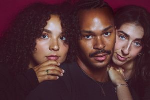 Tiny Habits сутыкаюцца з «эмацыйнымі наступствамі інтэнсіўнага разрыву» на новым інтымным сінгле «Belt Loop»