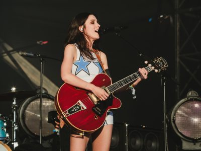 Wolf Alice падзялілася новай пяшчотнай песняй “Gospel Oak” з “The Clearing: B-sides” і падзялілася часам на сцэне ў Finsbury Park