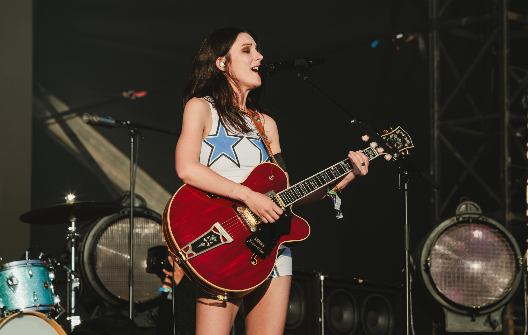 Wolf Alice падзялілася новай пяшчотнай песняй "Gospel Oak" з "The Clearing: B-sides" і падзялілася часам на сцэне ў Finsbury Park