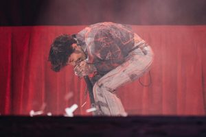 Глядзіце, як Bring Me The Horizon цалкам выконваюць новую версію дэбютнага альбома “Repented” “Count Your Blessings” у Манчэстэры