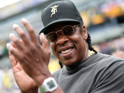 Глядзіце, як Jay-Z прадстаўляе Бейонсе, Блю Айві, Алішу Кіз і іншых на юбілейным канцэрце “Reasonable Doubt”