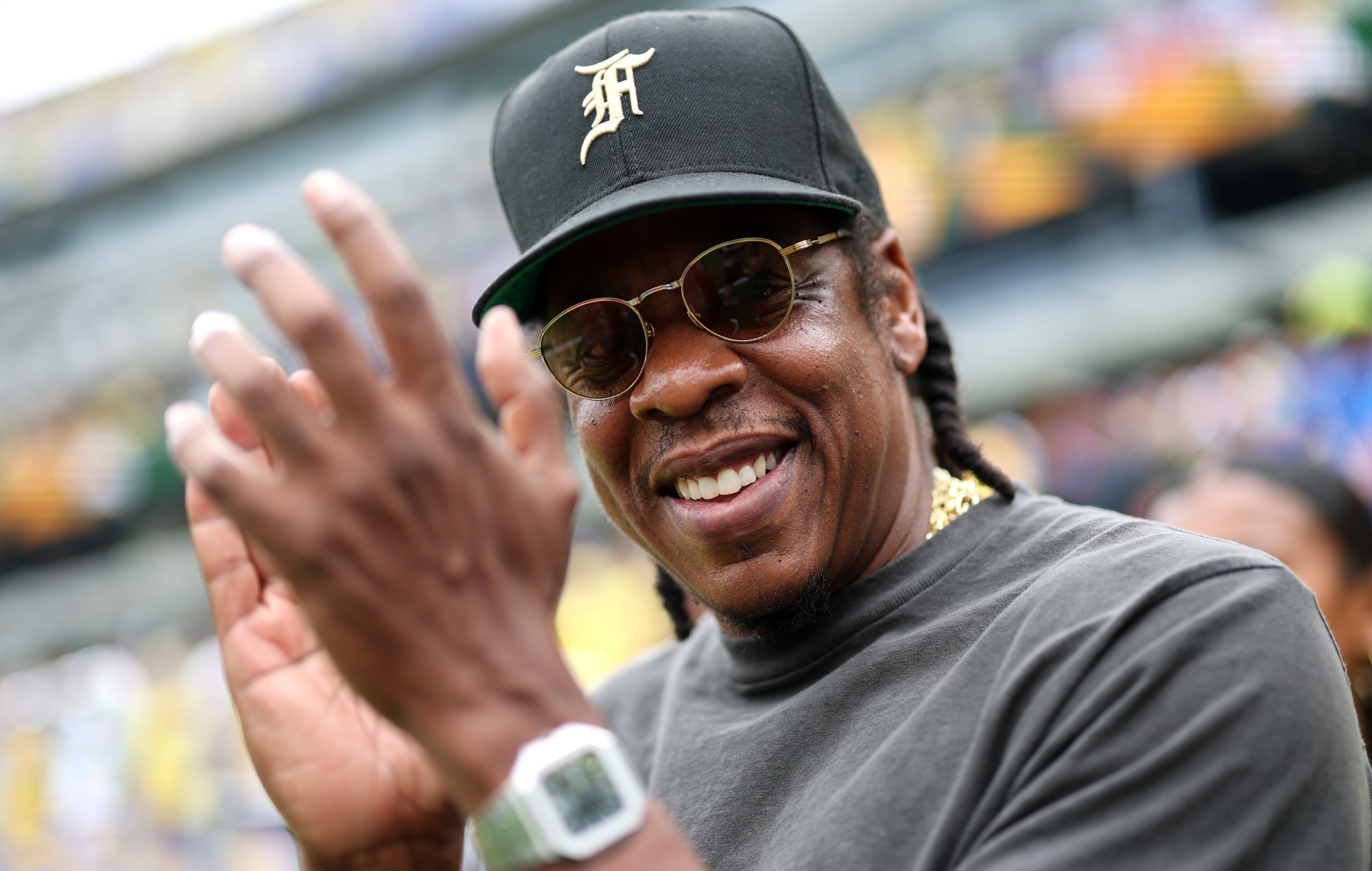 Глядзіце, як Jay-Z прадстаўляе Бейонсе, Блю Айві, Алішу Кіз і іншых на юбілейным канцэрце "Reasonable Doubt"