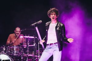 Глядзіце, як Мэці Хілі спявае з трыб’ют-бэндам The 1975 на сваім “Малібу”.