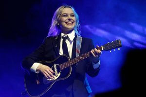 Глядзіце, як Фібі Брыджэрс вяртаецца ў “The Tonight Show” з пяшчотнай акустычнай версіяй “Lost Boys”