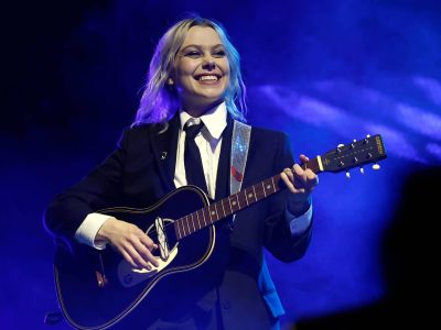 Глядзіце, як Фібі Брыджэрс вяртаецца ў “The Tonight Show” з пяшчотнай акустычнай версіяй “Lost Boys”