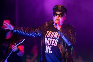 Глядзіце, як былая легенда Dead Kennedys Джэла Б’яфра вяртаецца на сцэну ўсяго праз некалькі месяцаў пасля перанесенага інсульту