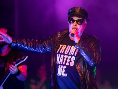 Глядзіце, як былая легенда Dead Kennedys Джэла Б’яфра вяртаецца на сцэну ўсяго праз некалькі месяцаў пасля перанесенага інсульту