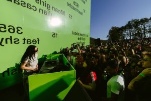 Глядзіце, як дызайнер твораў Charli XCX ‘Brat’ распавядае аб працэсе дызайну і эвалюцыі