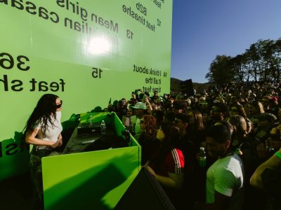 Глядзіце, як дызайнер твораў Charli XCX ‘Brat’ распавядае аб працэсе дызайну і эвалюцыі