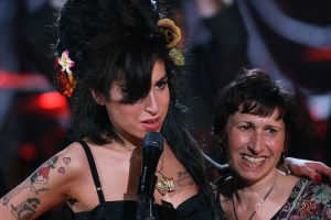 Маці Эмі Уайнхаўс ушаноўвае і разважае пра 15-ю гадавіну яе смерці: «Яна была ахвярай уласнага поспеху»