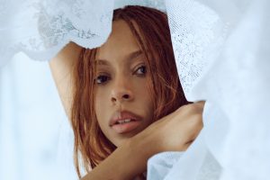 Ravyn Lenae – агляд “Blue Island”: вундэркінд R&B знаходзіць новы поп-рытм