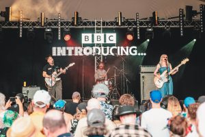BBC Introducing абвяшчае прамыя мерапрыемствы па ўсёй Вялікабрытаніі для маладых артыстаў пасля таго, як іх звольнілі з Reading & Leeds