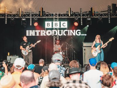 BBC Introducing абвяшчае прамыя мерапрыемствы па ўсёй Вялікабрытаніі для маладых артыстаў пасля таго, як іх звольнілі з Reading & Leeds